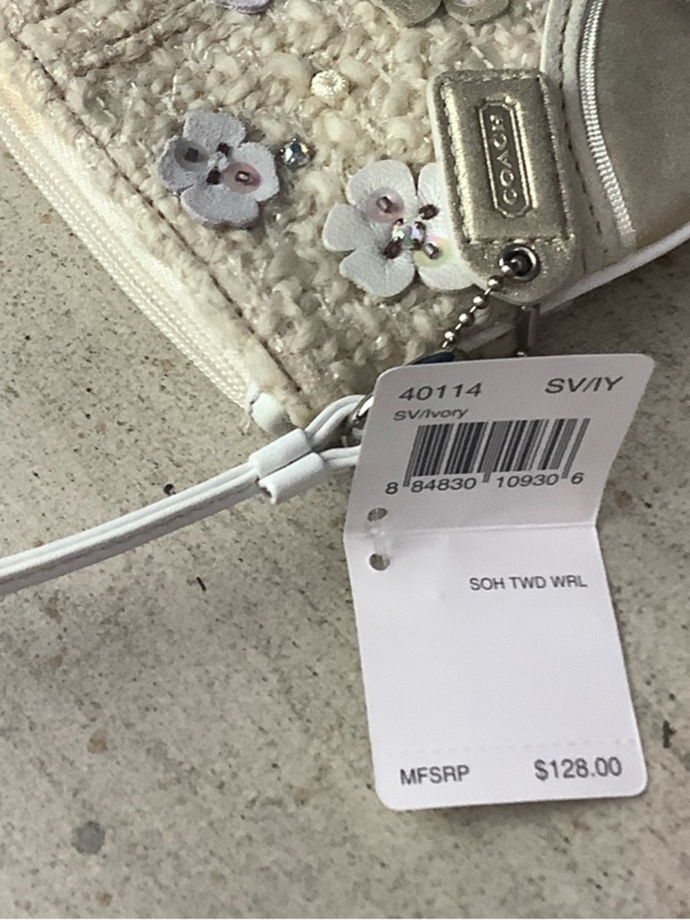 NWT RARE Coach Ivory Wool Floral 3D Appliqué Wristlet with Metallic Accents - Picture 4 of 12